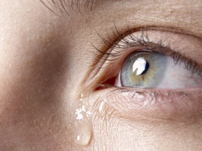 Коронавирус может присутствовать в слезах